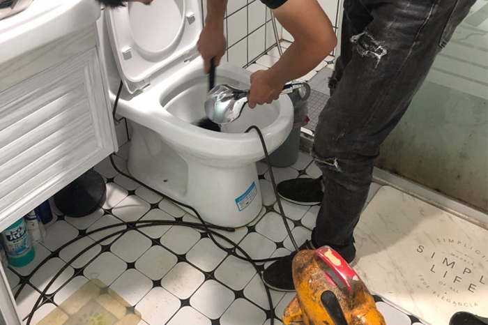 上街疏通下水道