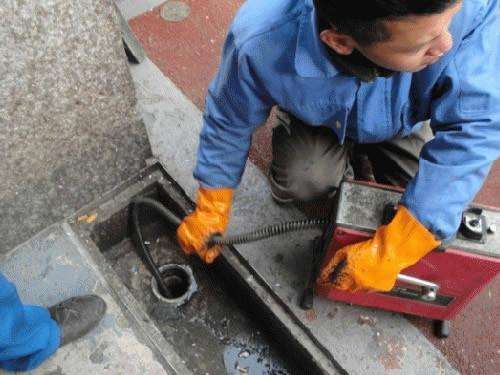 上街疏通下水道